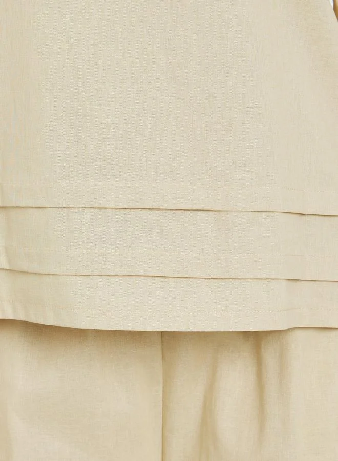 أميرة طقم من بلوزة بطيات وبنطال واسع محتشم